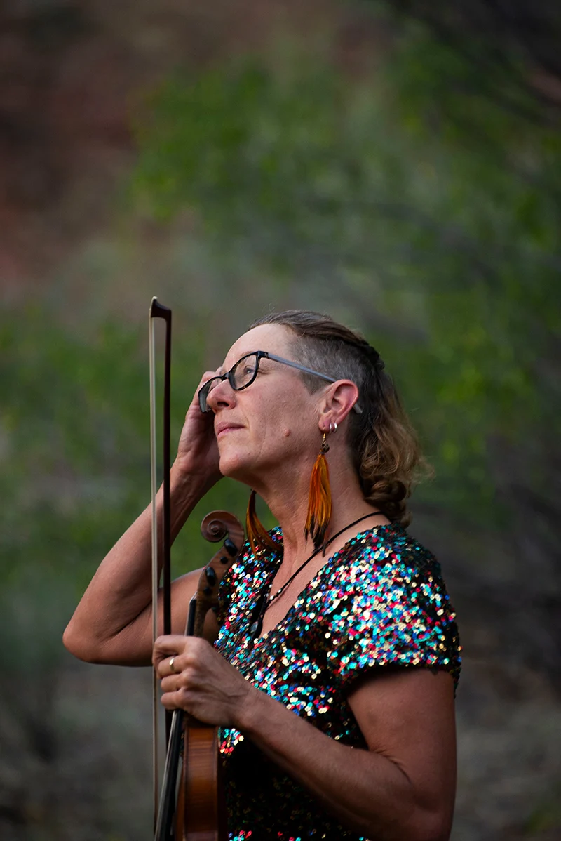 Gleny-Rae-fiddle-performer